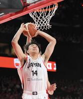 　第１Ｑ、ダンクシュートを狙うも阻まれる狩野富成（撮影・伊藤笙子）