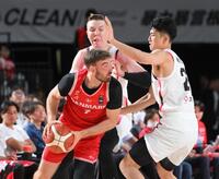 　第２Ｑ、２人がかりでブロックに入るジョシュ・ホーキンソン（奥）と湧川颯斗（撮影・伊藤笙子）