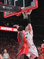 　第４Ｑ、シュートをブロックするジョシュ・ホーキンソン（撮影・伊藤笙子）