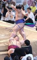 　御嶽海が突き落としで藤ノ川に敗れる