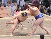 　御嶽海（左）が突き落としで藤ノ川に敗れる