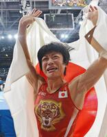 　ロンドン五輪のレスリング女子４８キロ級の決勝で勝利し涙する小原日登美さん＝１２年８月