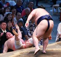 　宇良（左）が押し倒しで豪ノ山に敗れる