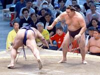 　霧島（右）がはたき込みで高安を下す