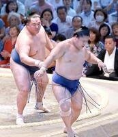 　玉鷲（左）が突き出しで若隆景を破る