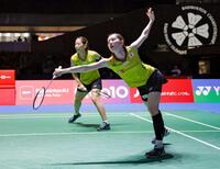 　女子ダブルス準決勝でプレーする志田千陽（右）、松山奈未組