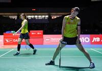 　女子ダブルス準決勝でポイントを奪われた志田千陽（左）、松山奈未組