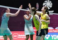 　女子ダブルス準決勝でマレーシアペアに敗れ、タッチを交わす（右手前から）志田千陽、松山奈未組