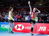 　女子ダブルス準決勝を終え、引き揚げる志田千陽（右）、松山奈未組