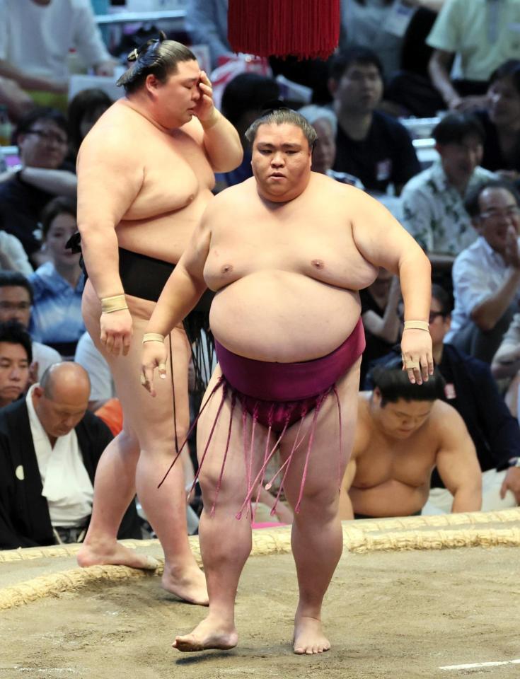 　御嶽海（手前）が寄り切りで正代を破る