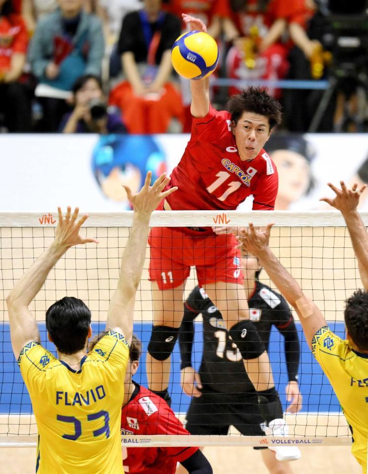 　第３セット、バックアタックを打つ富田