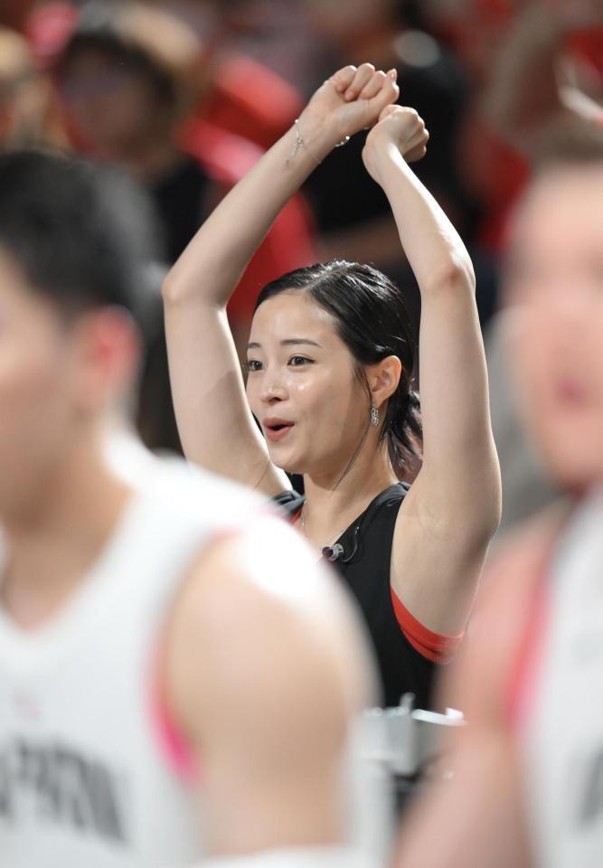　第１Ｑ、シュートが決まり喜ぶ広瀬すず（撮影・伊藤笙子）