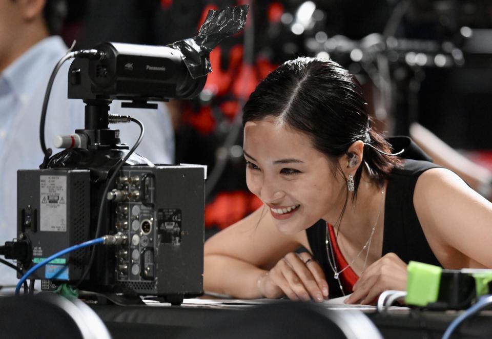 　レポーター席のモニターを覗き込む広瀬すず（撮影・伊藤笙子）