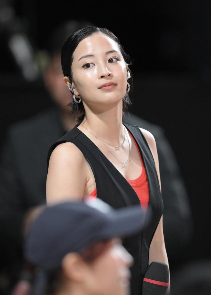 　日本対デンマーク戦でレポーターを務める広瀬すず（撮影・伊藤笙子）