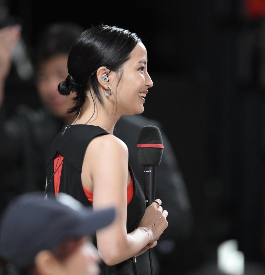 　試合前、コートサイドからレポートする広瀬すず（撮影・伊藤笙子）