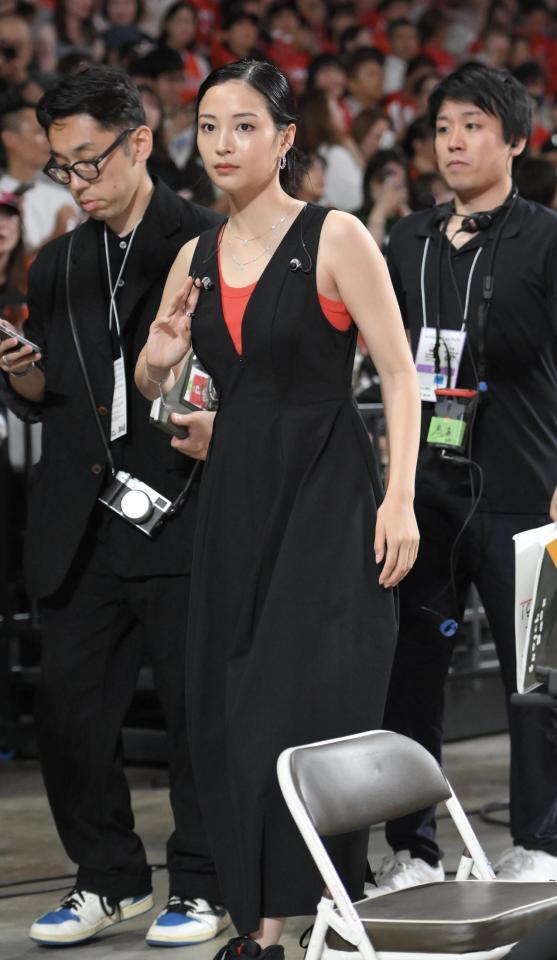 　日本対デンマークの試合にレポーターとして来場した広瀬すず（撮影・伊藤笙子）