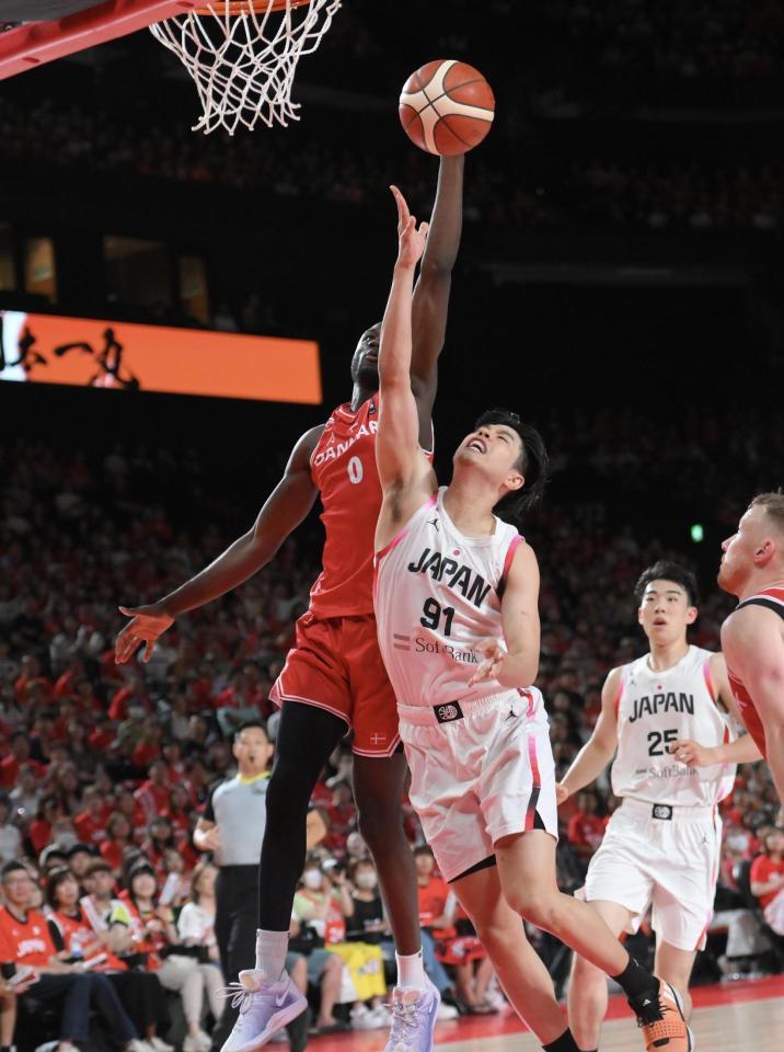 　第２Ｑ、レイアップシュートをカットされる吉井裕鷹（撮影・伊藤笙子）