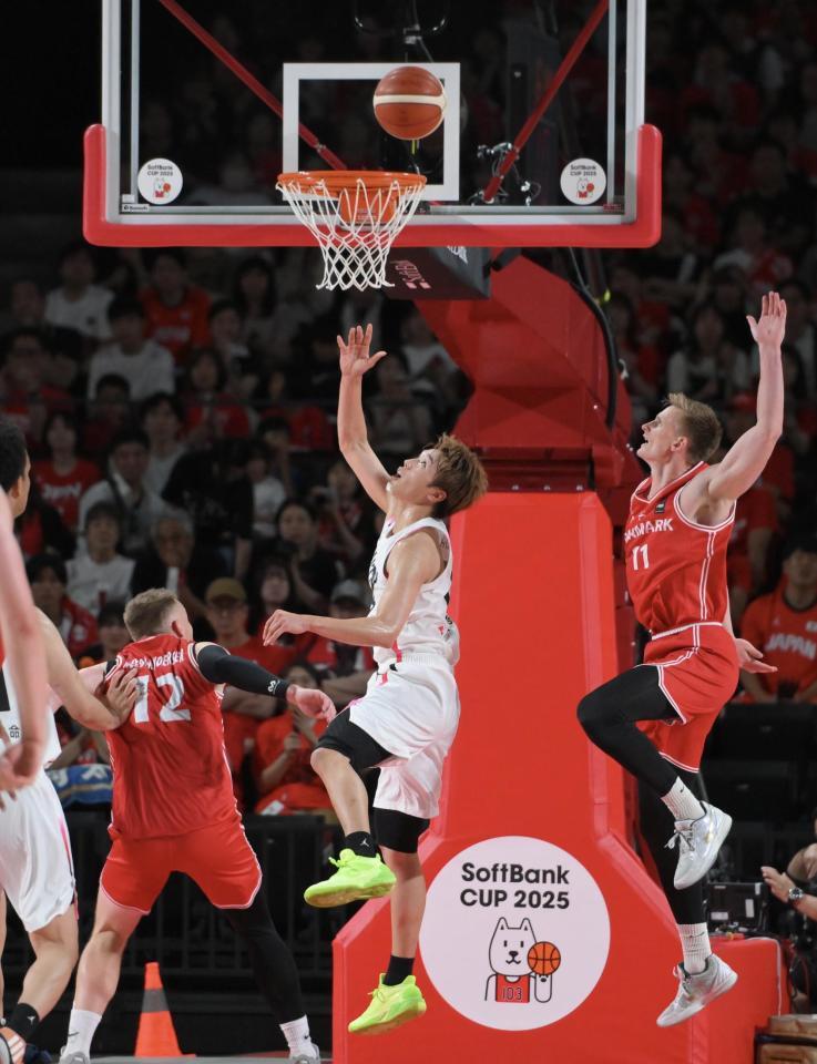 　第３Ｑ、レイアップシュートを決める西田優大（撮影・伊藤笙子）