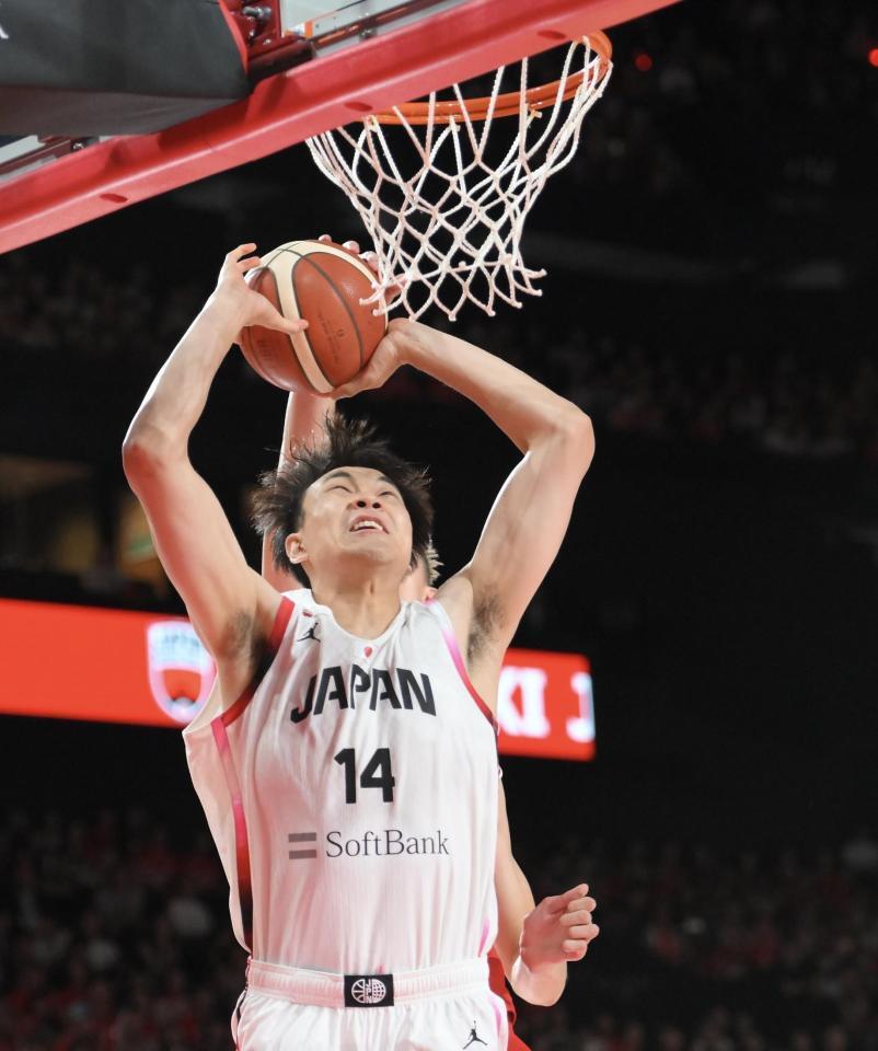 　第１Ｑ、ダンクシュートを狙うも阻まれる狩野富成（撮影・伊藤笙子）