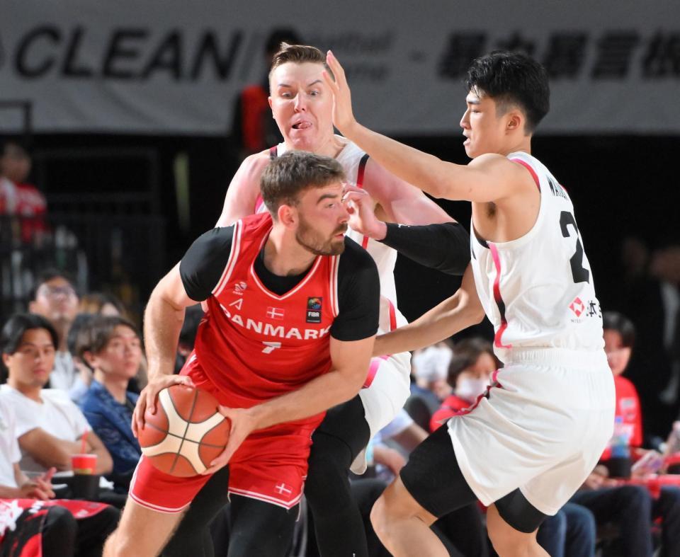 　第２Ｑ、２人がかりでブロックに入るジョシュ・ホーキンソン（奥）と湧川颯斗（撮影・伊藤笙子）