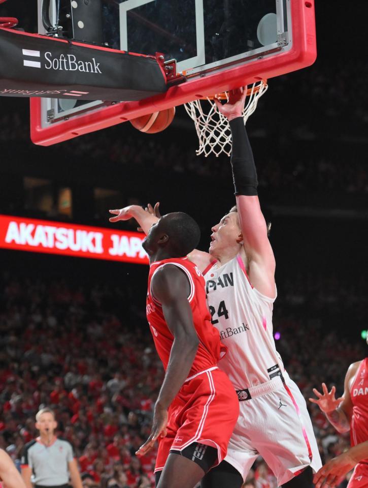 　第４Ｑ、シュートをブロックするジョシュ・ホーキンソン（撮影・伊藤笙子）