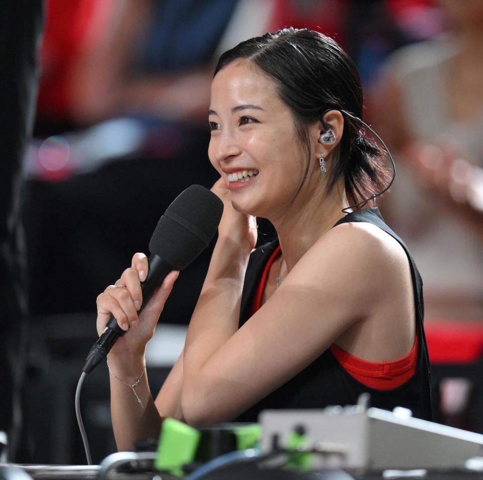 　試合を終え、ベンチサイドからレポートする広瀬すず（撮影・伊藤笙子）