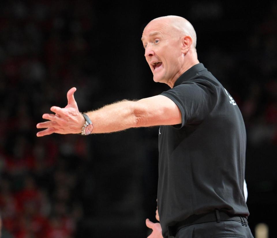 　第３Ｑ、選手にビデオ検証を要求するか確認するトム・ホーバスＨＣ（撮影・伊藤笙子）