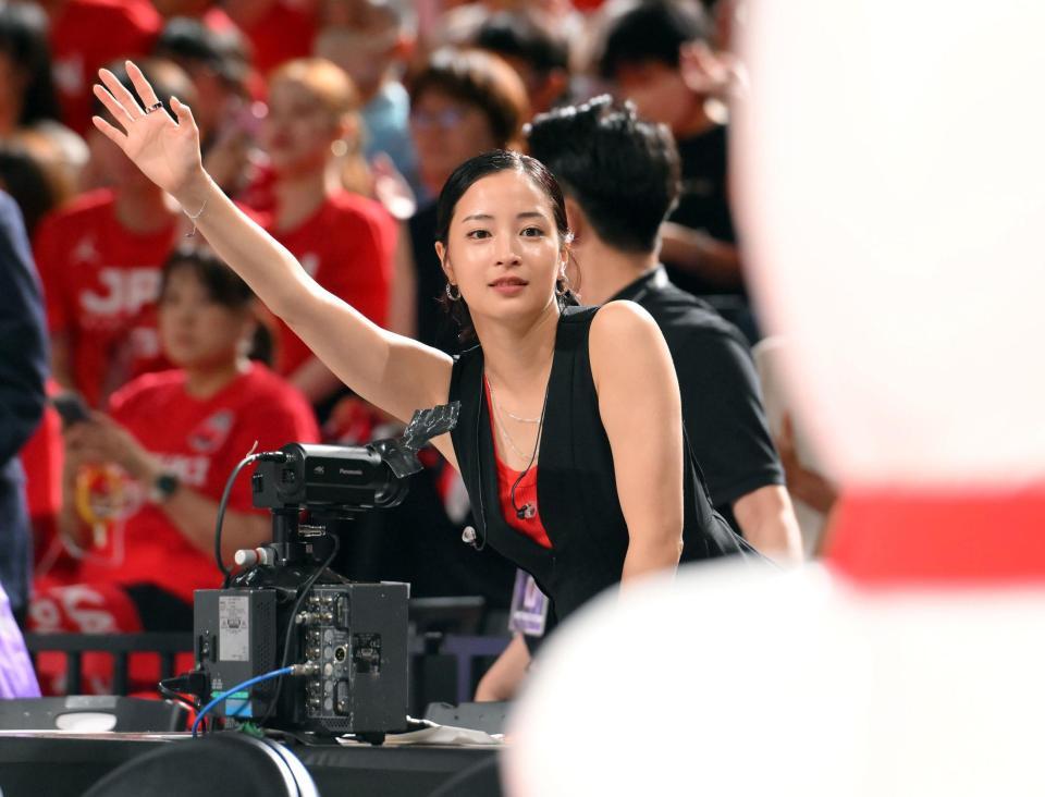 　試合後、コートに登場したお父さん犬に手を振る広瀬すず（撮影・伊藤笙子）