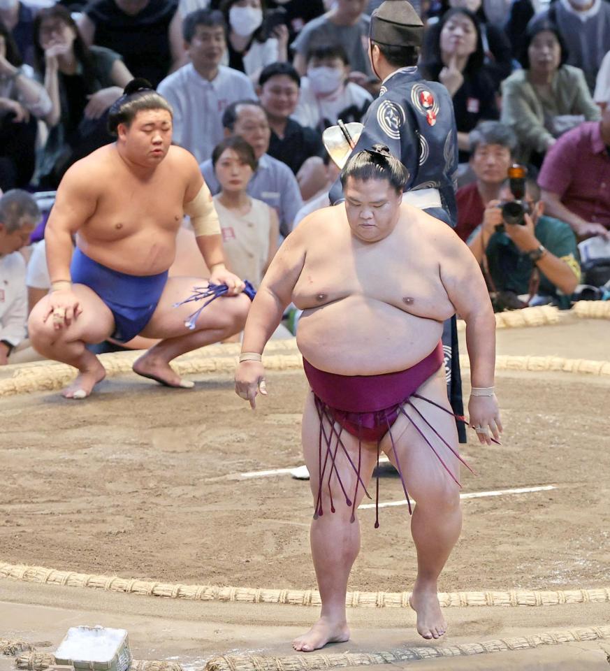 　藤ノ川（左）に敗れ引き揚げる御嶽海