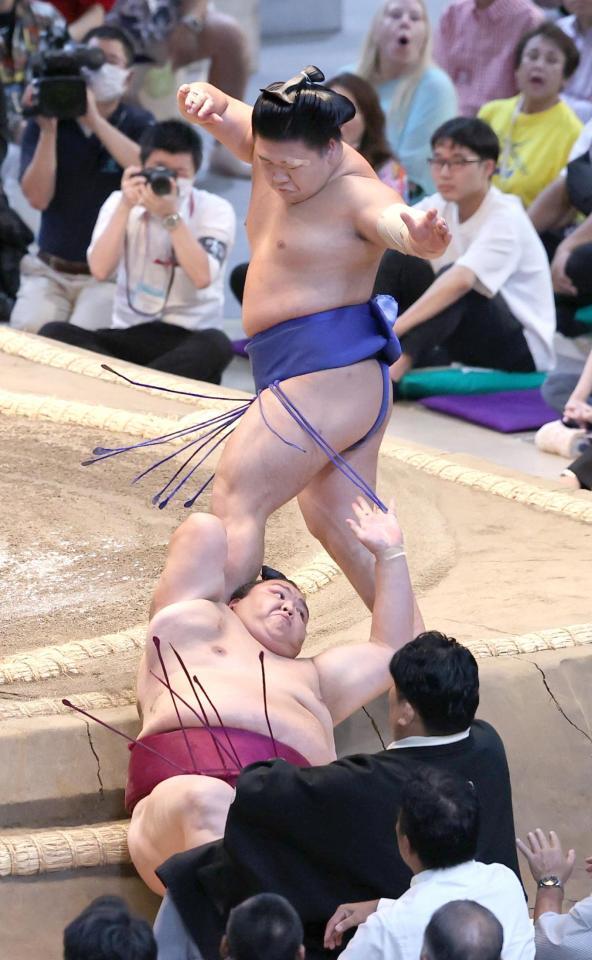 　御嶽海が突き落としで藤ノ川に敗れる