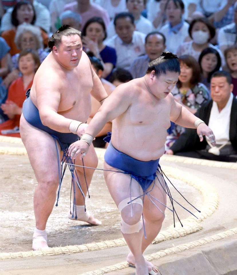 　玉鷲（左）が突き出しで若隆景を破る