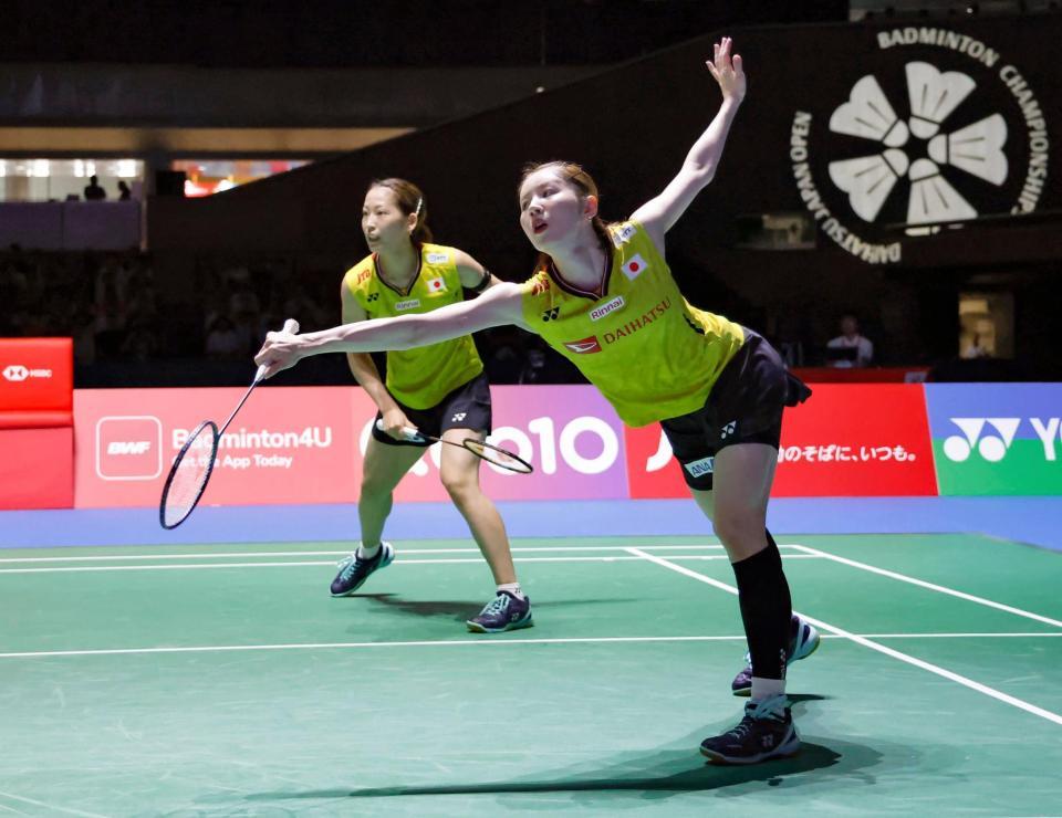 　女子ダブルス準決勝でプレーする志田千陽（右）、松山奈未組