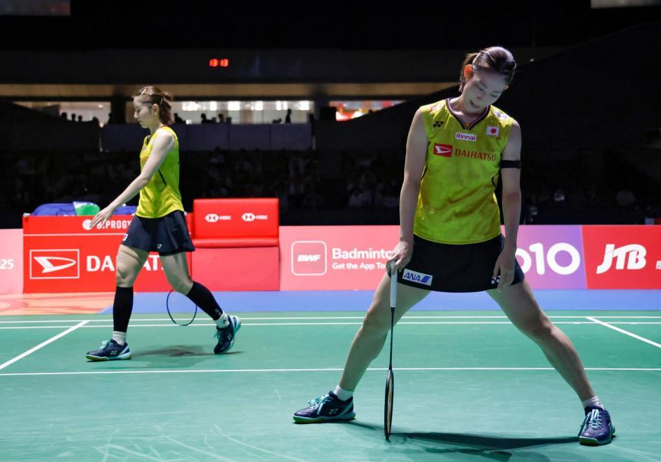 　女子ダブルス準決勝でポイントを奪われた志田千陽（左）、松山奈未組