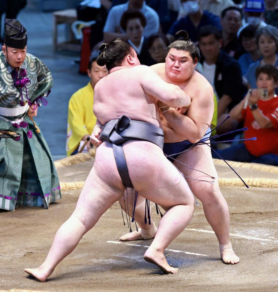 　金峰山（左）を攻める大の里