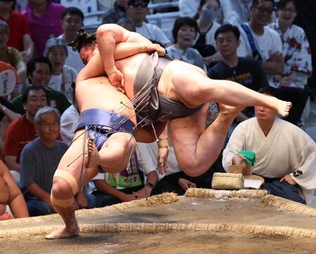 　若隆景（左）がうっちゃりで金峰山を下す
