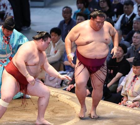 　御嶽海（右）が押し出しで隆の勝に敗れる