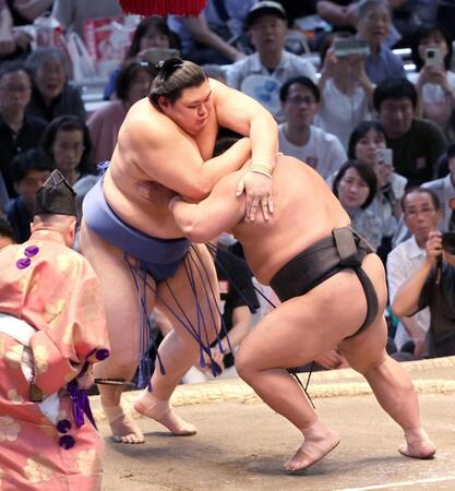 　大の里（左）が押し出しで伯桜鵬に敗れる