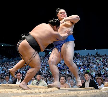 大の里2敗、平幕伯桜鵬に屈す 1敗は霧島ら4人