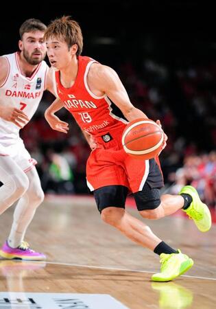 　デンマーク戦の第３クオーター、ドリブルで攻め込む西田