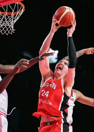 　デンマーク戦の第４クオーター、シュートを放つホーキンソン