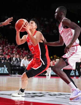 　デンマーク戦の第４クオーター、競り合う湧川（左）