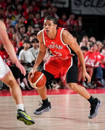 　デンマーク戦の第１クオーター、ドリブルで攻め込むハーパー