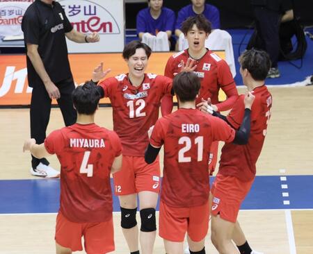 　第２セット、得点し喜ぶ高橋藍（中央左）ら（撮影・石井剣太郎）