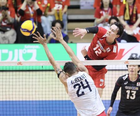 　第１セット、スパイクを放つ高橋藍（撮影・石井剣太郎）