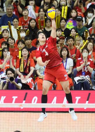 　第１セット、サーブを打つ宮浦健人（撮影・石井剣太郎）