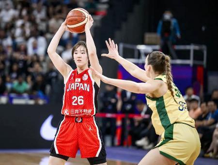 　決勝のオーストラリア戦でプレーする日本の田中（左）＝深セン（Ｃ）ＦＩＢＡ・共同）