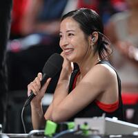 　試合を終え、ベンチサイドからレポートする広瀬すず（撮影・伊藤笙子）