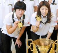 　小原日登美さん（左）と吉田沙保里さん（右）＝２０１１年撮影