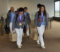 　笑顔で帰国した女子レスリング金メダリストの（左から）小原日登美さんと伊調馨＝１２年８月