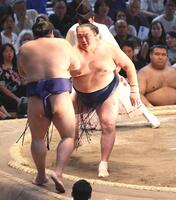 　玉鷲（右）が押し出しで阿炎を破る